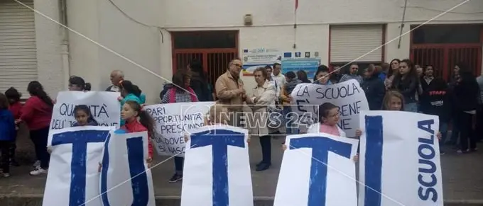 Scuola, no all'accorpamento delle classi: la comunità di Aieta scende in piazza