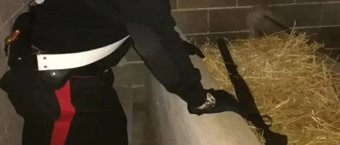 Nascondeva fucile e cartucce nel fienile, arrestato