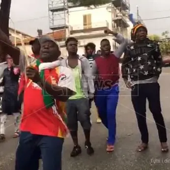 Riace, sospeso il sindaco Lucano. La protesta dei migranti: «Mimmo libero»