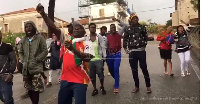 Riace, sospeso il sindaco Lucano. La protesta dei migranti: «Mimmo libero»