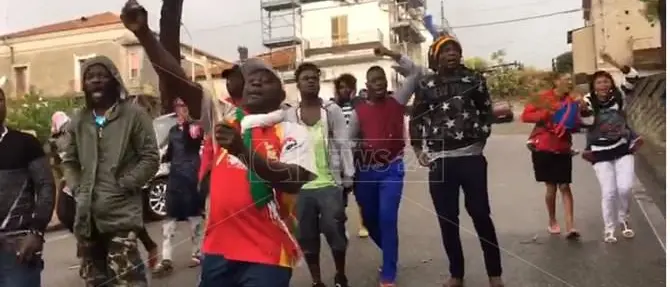 Riace, sospeso il sindaco Lucano. La protesta dei migranti: «Mimmo libero»