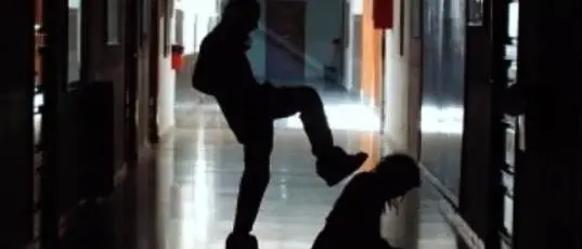 Malata di cancro, picchiata e bullizzata da una compagna di classe