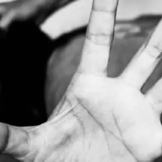 Mamma sequestrata e pestata a Vibo, in due non rispondono al gip