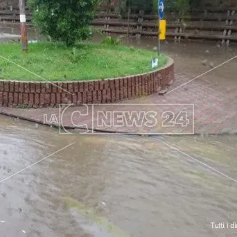 Strade allagate a Montepaone, auto bloccate nelle pozze d'acqua