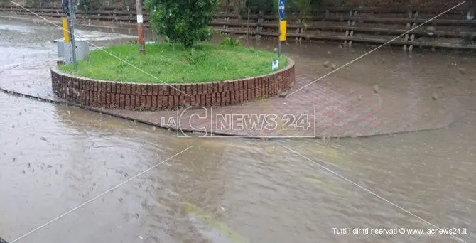 Strade allagate a Montepaone, auto bloccate nelle pozze d'acqua