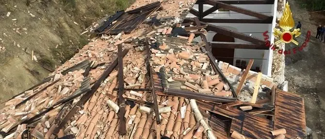 Tromba d'aria nel Crotonese, vola via il tetto di una chiesa