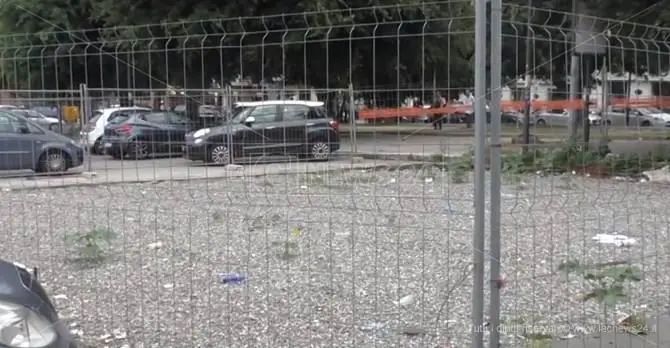 Reggio, piazza Garibaldi continua ad essere una discarica a cielo aperto