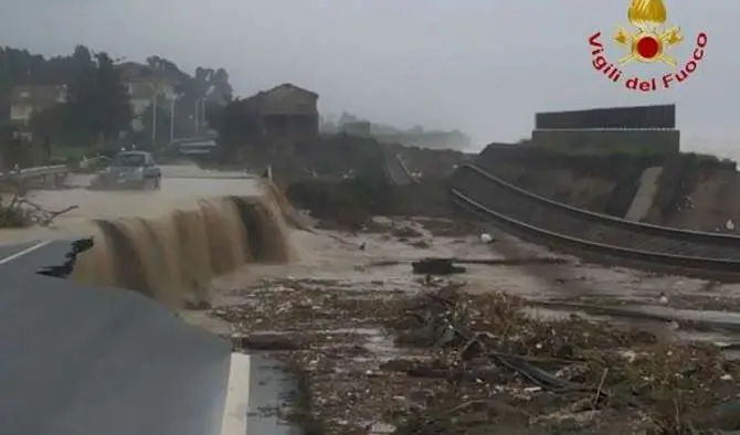 Maltempo, il Lametino flagellato: crolla anche un ponte