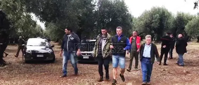 Mamma e figli travolti a Lamezia, lo strazio del marito sul luogo della tragedia