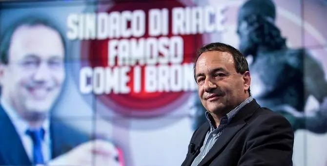 Il gip si è espresso: Mimmo Lucano resta ai domiciliari