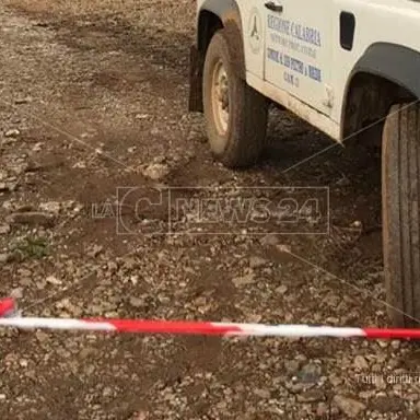 Mamma e figlio travolti dal torrente. Ricerche frenetiche per trovare Nicolò