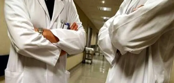 «Falsificò cartella clinica per nascondere errore». A giudizio il noto chirurgo Mazzitelli