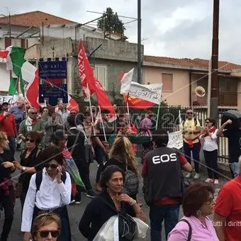 “Riace non si arresta”, 5mila persone sfilano in sostegno del sindaco Mimmo Lucano