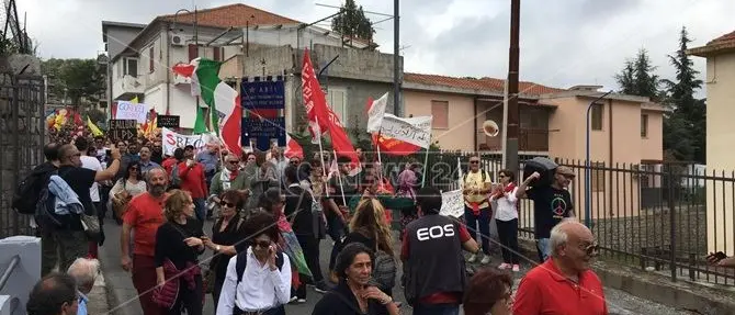 “Riace non si arresta”, 5mila persone sfilano in sostegno del sindaco Mimmo Lucano