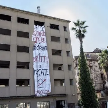 Cosenza, il Comitato Prendocasa occupa l'ex Hotel Jolly