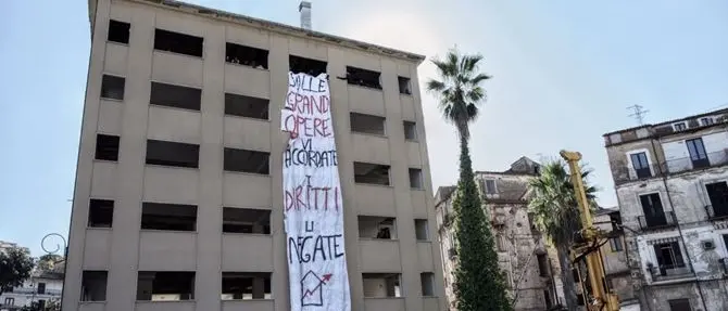 Cosenza, il Comitato Prendocasa occupa l'ex Hotel Jolly