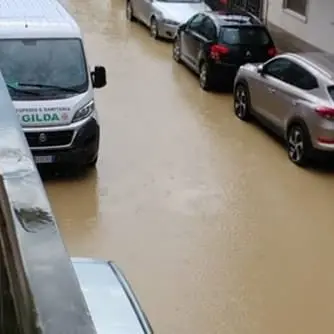 Bomba d'acqua a Botricello, strade allagate e traffico in tilt