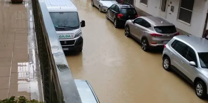 Bomba d'acqua a Botricello, strade allagate e traffico in tilt