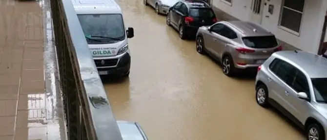 Bomba d'acqua a Botricello, strade allagate e traffico in tilt