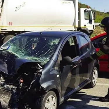 Scontro tra auto e camion dei rifiuti, ferita la conducente