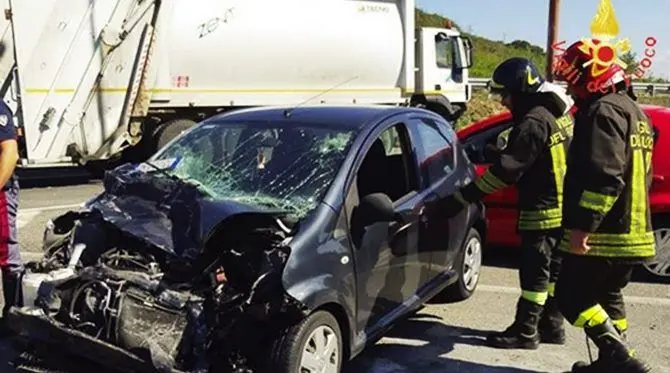 Scontro tra auto e camion dei rifiuti, ferita la conducente