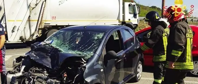 Scontro tra auto e camion dei rifiuti, ferita la conducente