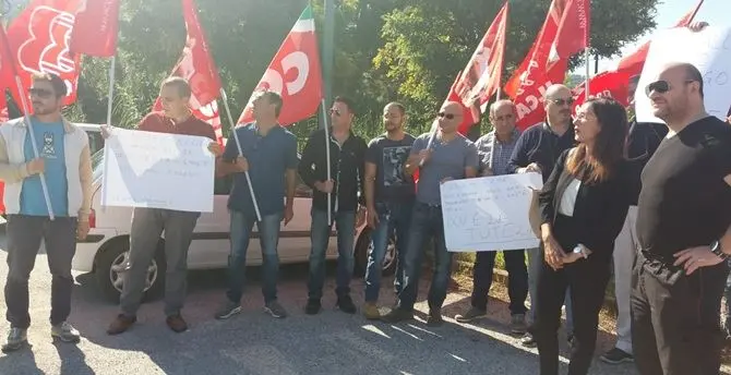 Senza stipendio da 10 mesi, scatta la protesta dei vigilantes a Vibo Marina