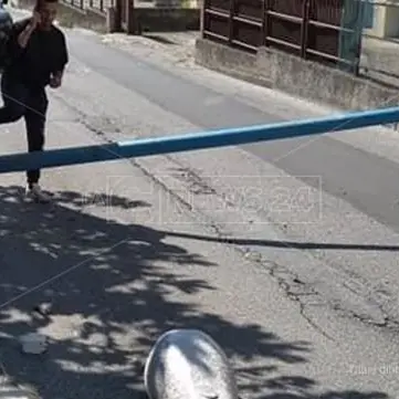 Lamezia, finisce fuori strada e impatta contro un palo della luce: ferito