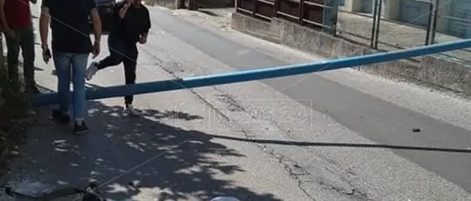 Lamezia, finisce fuori strada e impatta contro un palo della luce: ferito