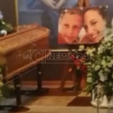 L'ultimo viaggio di Stefania e Christian. Lo strazio dei familiari alla camera ardente
