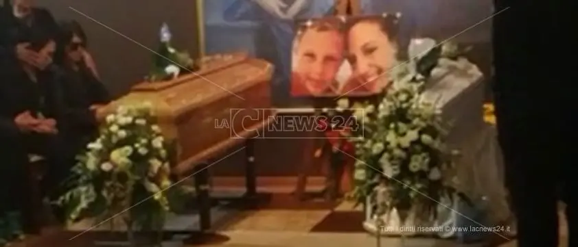 L'ultimo viaggio di Stefania e Christian. Lo strazio dei familiari alla camera ardente