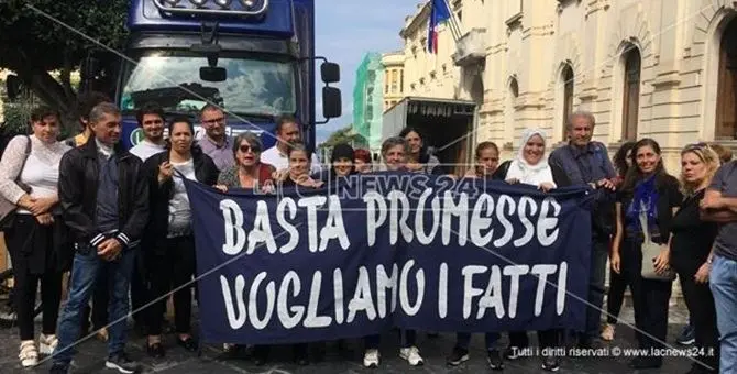 Reggio, protesta per le case popolari:«Solite promesse, siamo stanchi»