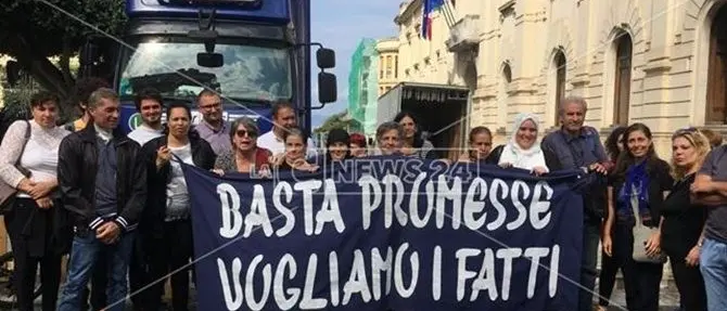 Reggio, protesta per le case popolari:«Solite promesse, siamo stanchi»