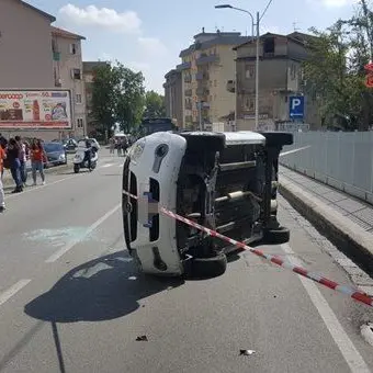 Catanzaro, impatto tra due auto: una si ribalta sul lato