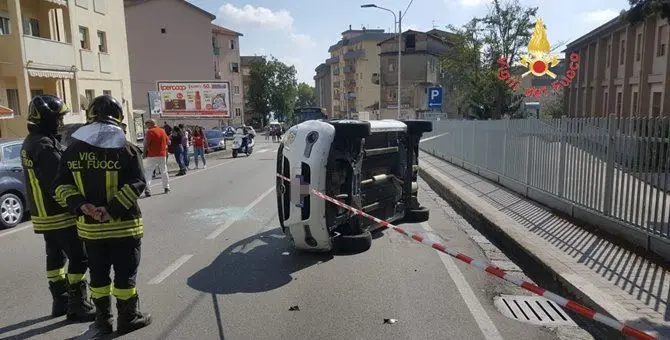 Catanzaro, impatto tra due auto: una si ribalta sul lato