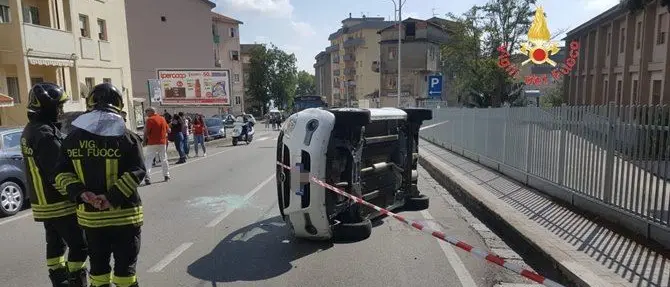 Catanzaro, impatto tra due auto: una si ribalta sul lato