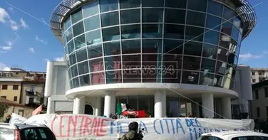 I docenti Unical con il comitato Prendocasa: «Bloccate gli sgomberi»