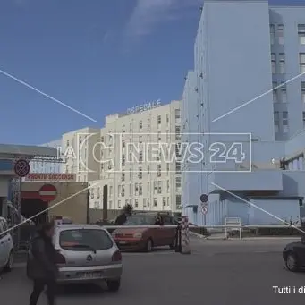 Crotone, ancora un'aggressione in ospedale: infermiera graffiata da una donna