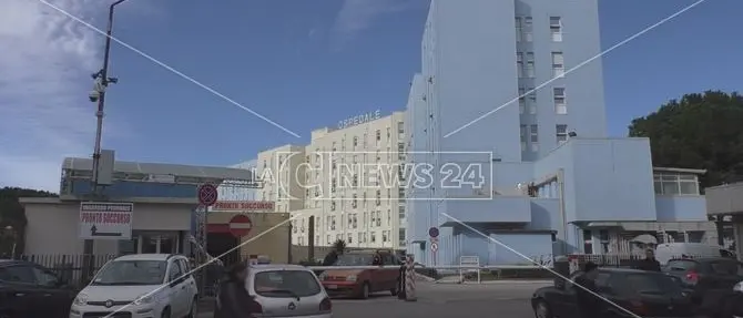 Crotone, ancora un'aggressione in ospedale: infermiera graffiata da una donna