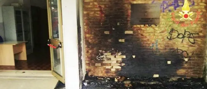 Soverato, a fuoco cartoni all’ingresso dell’Istituto tecnico
