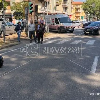 Rende, donna investita da uno scooter in centro