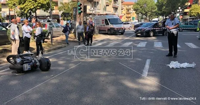 Rende, donna investita da uno scooter in centro