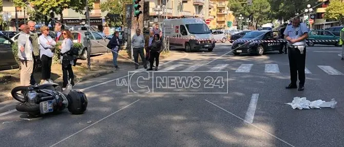 Rende, donna investita da uno scooter in centro