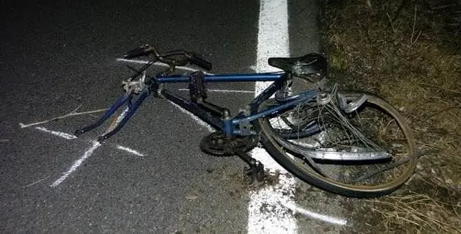 Ciclista travolto da un'auto nel Cosentino