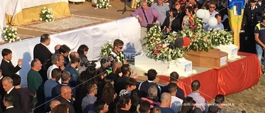 Commozione e dolore nel giorno dell'addio a Stefania e ai suoi piccoli Christian e Nicolò