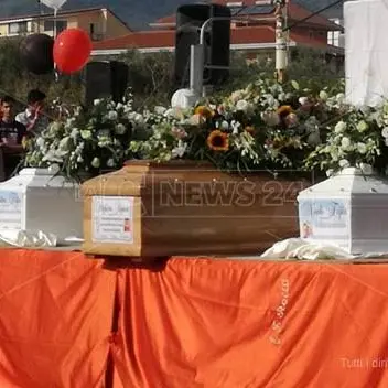 Tragedia di Lamezia, il messaggio del governo ai funerali: «Non si può morire così»