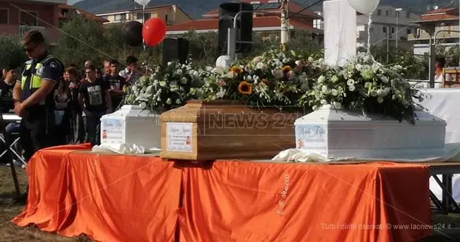 Tragedia di Lamezia, il messaggio del governo ai funerali: «Non si può morire così»