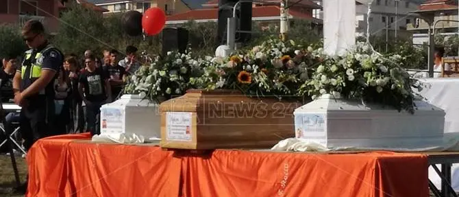 Tragedia di Lamezia, il messaggio del governo ai funerali: «Non si può morire così»