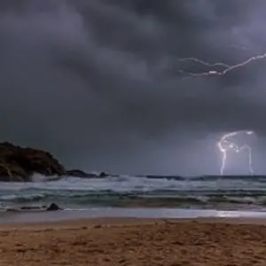 Nuova allerta meteo arancione sulla Calabria. Alcuni sindaci chiudono le scuole, ecco dove