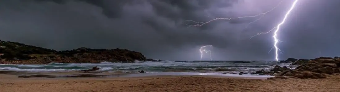 Nuova allerta meteo arancione sulla Calabria. Alcuni sindaci chiudono le scuole, ecco dove